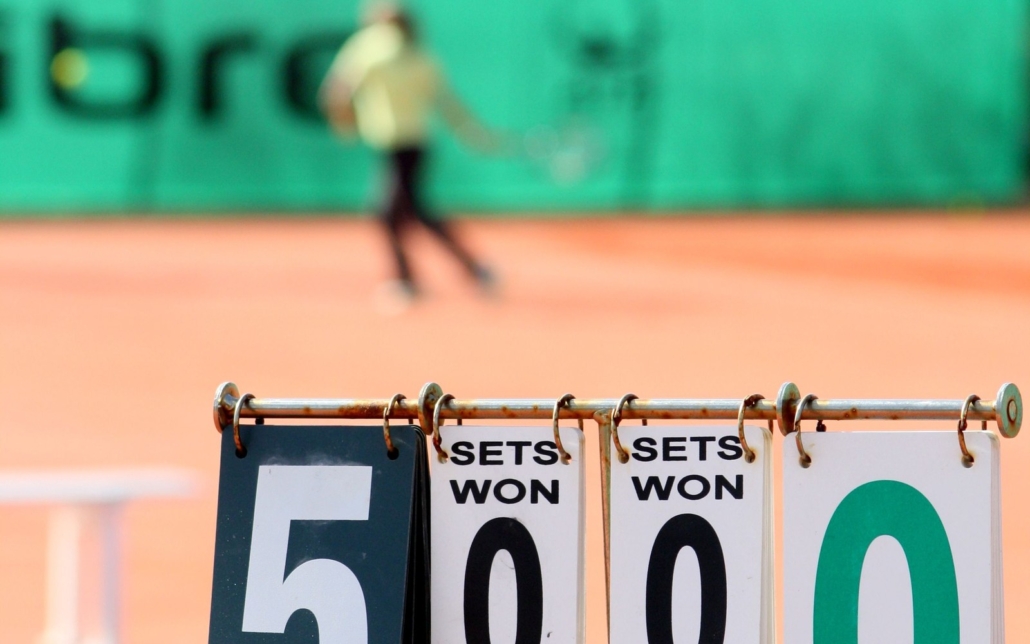Tennis-Anzeigetafel auf einem Sandplatz beim Erwitte Open