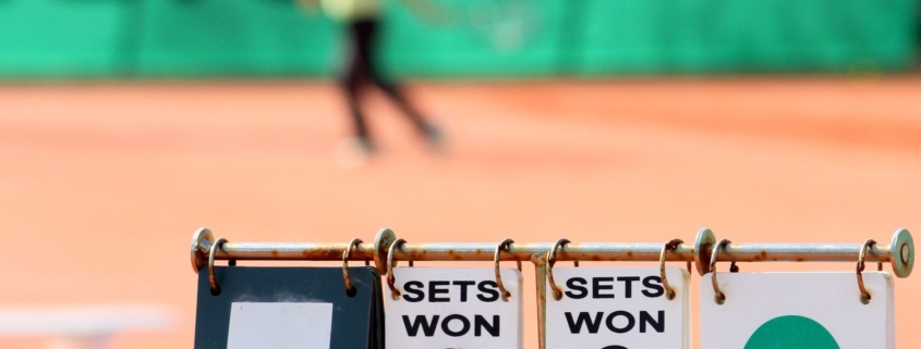 Tennis-Anzeigetafel auf einem Sandplatz beim Erwitte Open