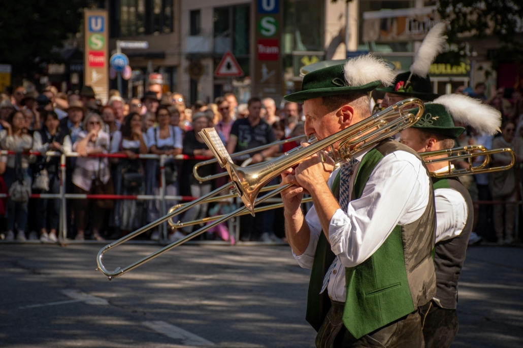 Musiker in traditioneller deutscher Tracht spielen Blechblasinstrumente beim Schützenfest