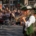 Musiker in traditioneller deutscher Tracht spielen Blechblasinstrumente beim Schützenfest