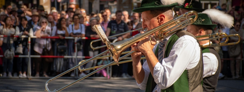 Musiker in traditioneller deutscher Tracht spielen Blechblasinstrumente beim Schützenfest