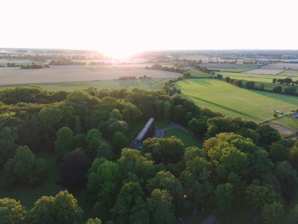 Kurpark Bad Westernkotten mit Gradierwerk im Abendlicht – Veranstaltungsort Mord am Hellweg
